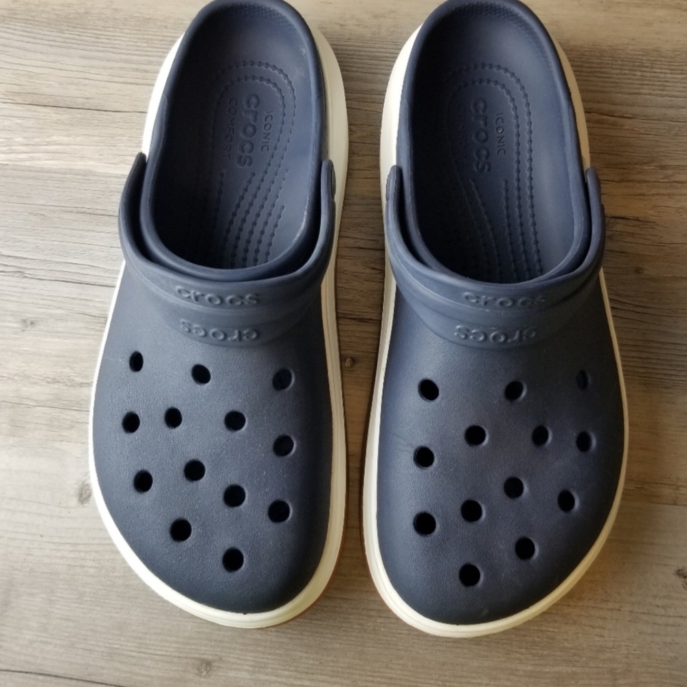 CROCS unisex Navy and White Clogs. 7M 9W
